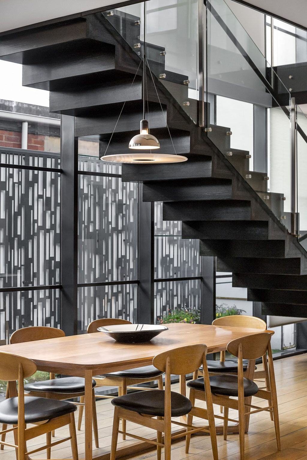 L'escalier en bois sur mesure, pièce maîtresse de votre intérieur à Casablanca